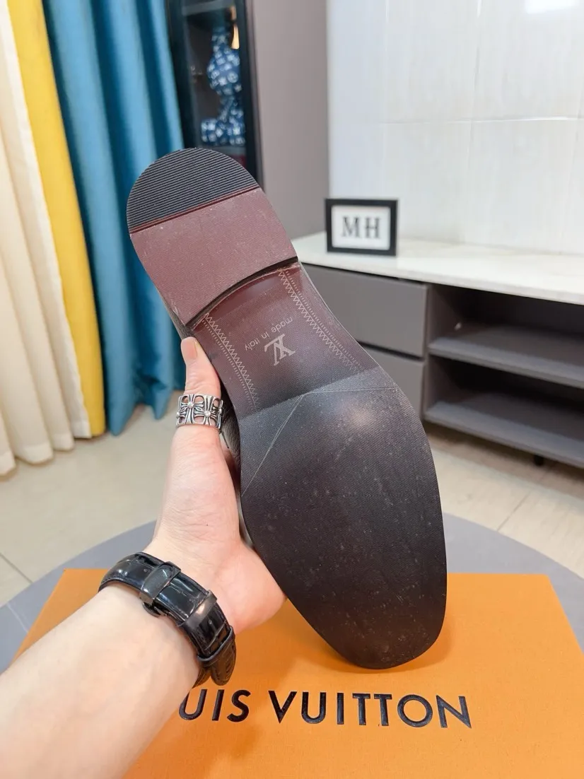 Men's Men's Shoes 💰480🌹🌹Niuli [LV] Louis Vuitton's new open-edge pigskin shoes are the most popular classic. Synchronized with the official website, the upper adopts Italian imported upper embossing➕comfortable cowhide lining, fashionable atmosphere, unique brand and unique craftsmanship. Highlighting the hot style of the new year. Stop hesitating, stop wandering, get it now. Code number: 38--44